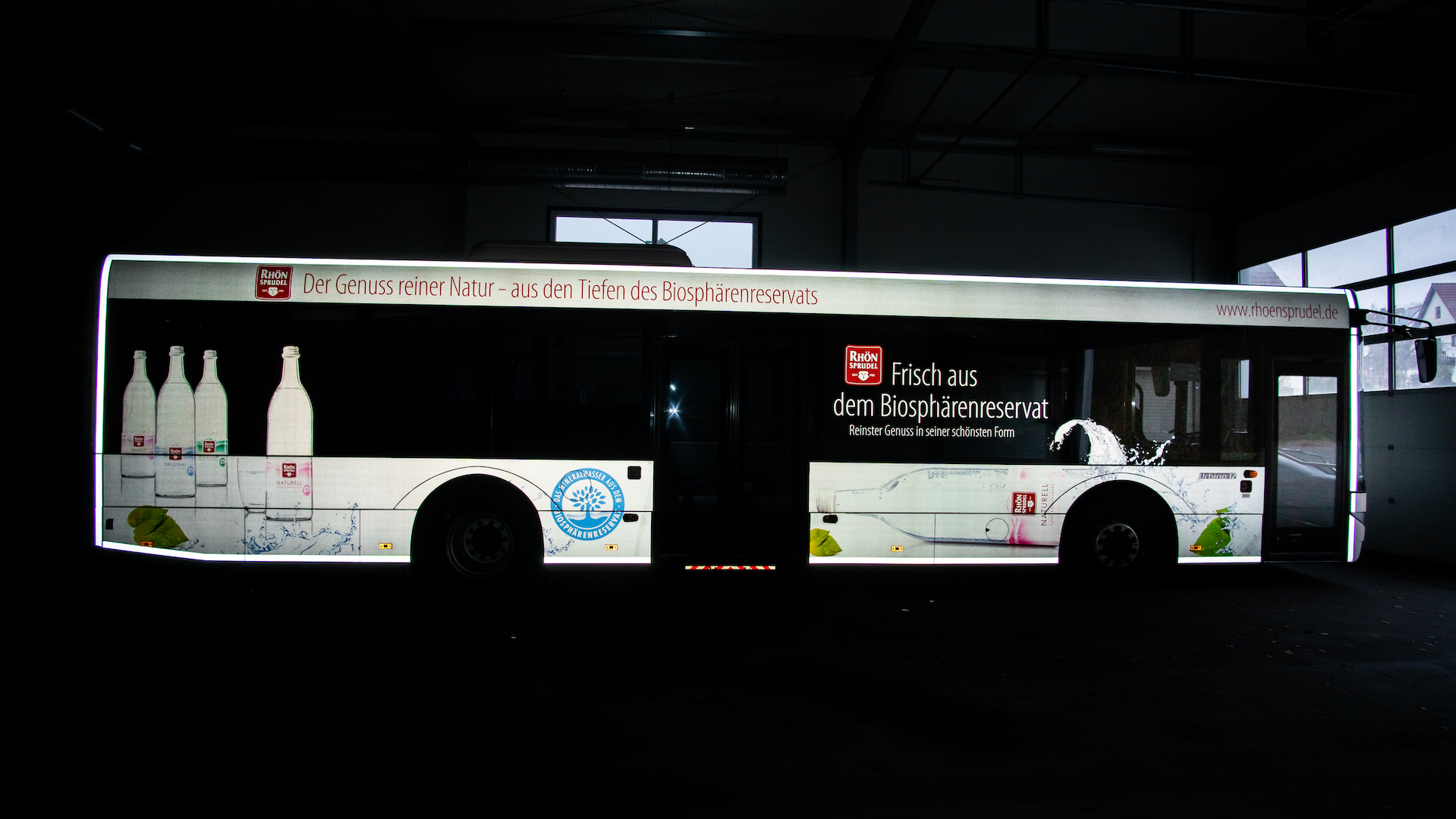 Buswerbung - Leuchtbus - Rhön Sprudel - Bayreuth - Nacht - Einstieg