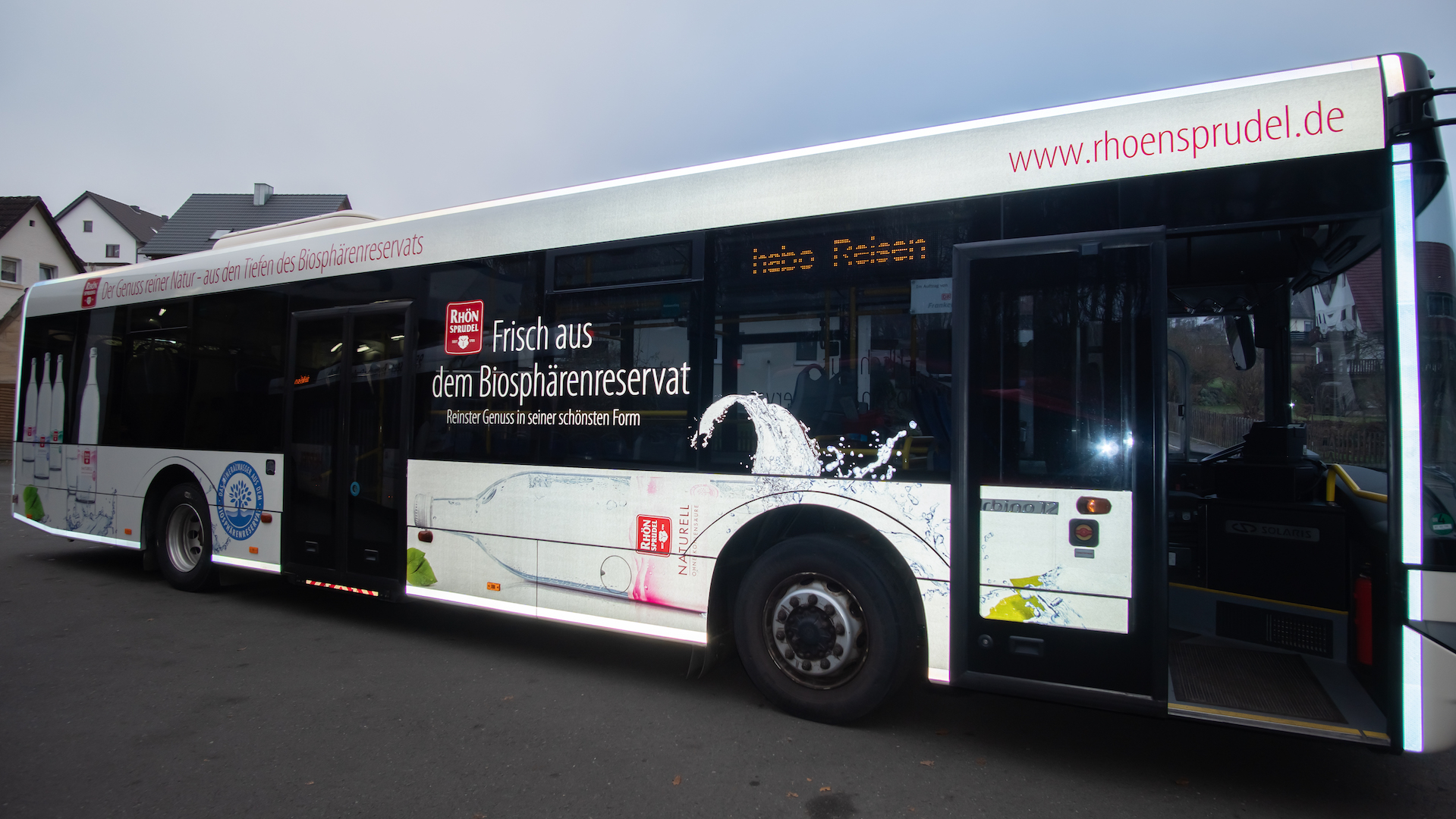 Buswerbung - Leuchtbus - Rhön Sprudel - Bayreuth - Tageslicht - Einstieg