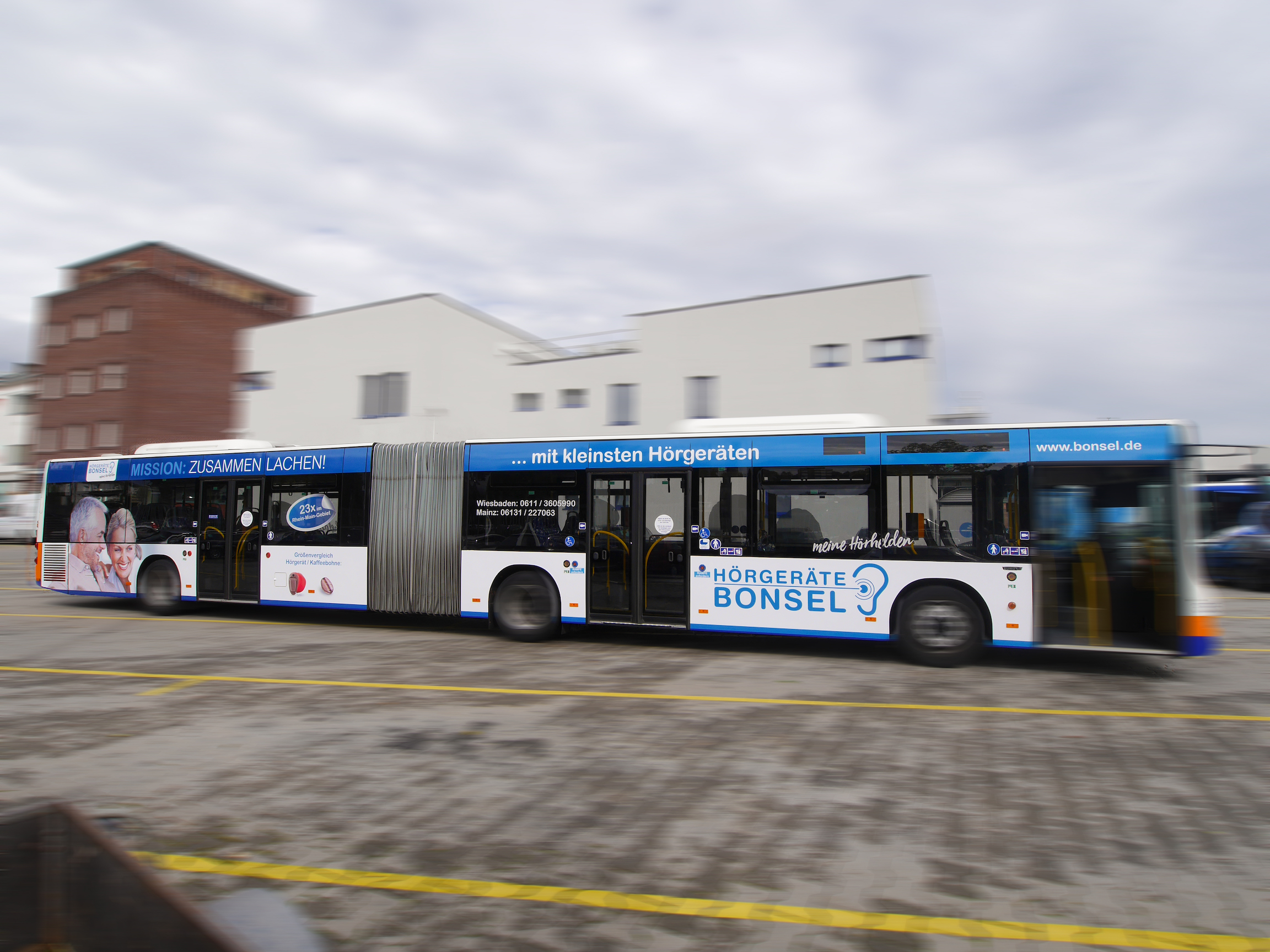 Buswerbung - Wiesbaden - ESWE - HG Bonsel - Einstieg