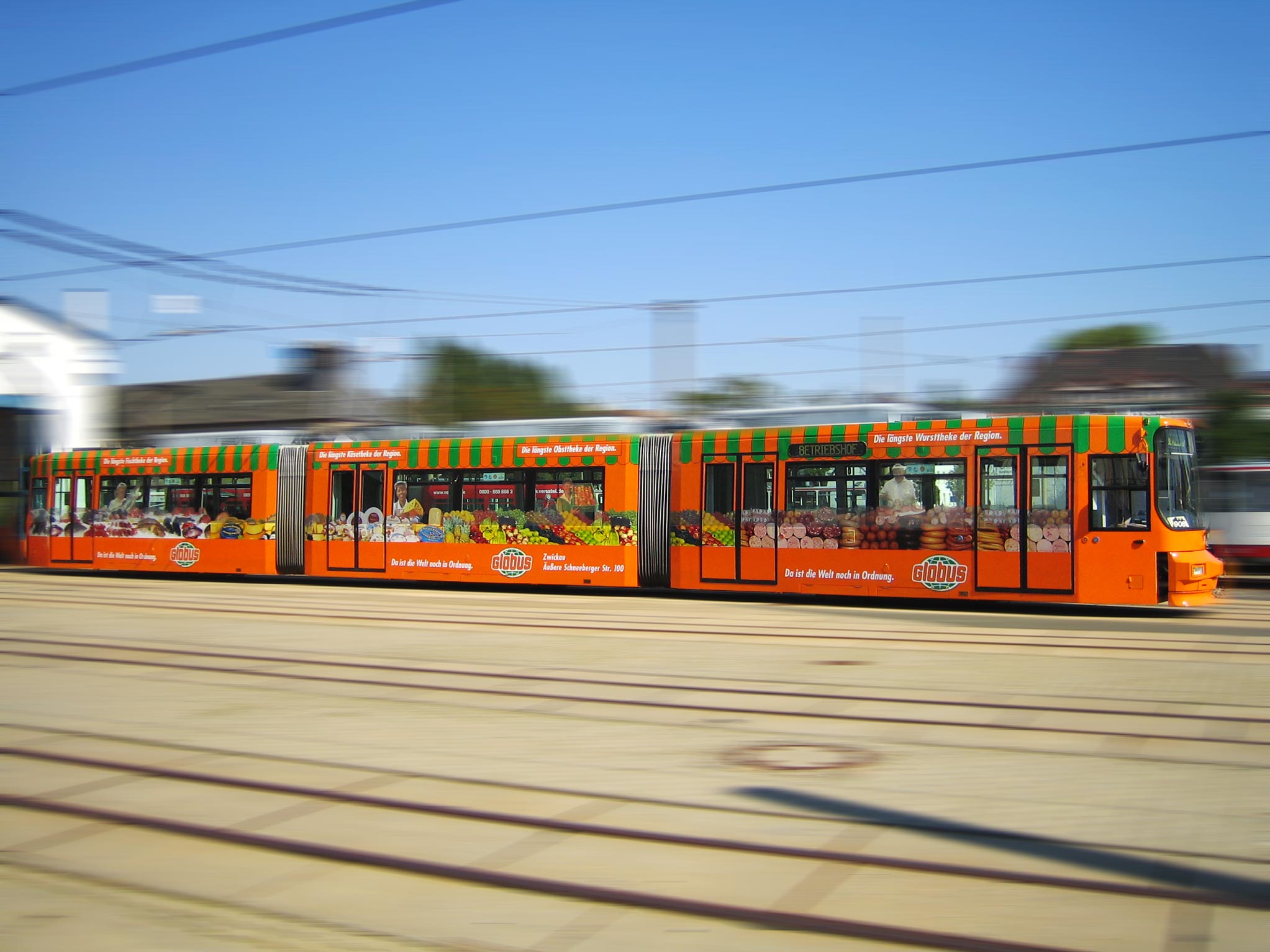 Straßenbahnwerbung - Globus - komplett