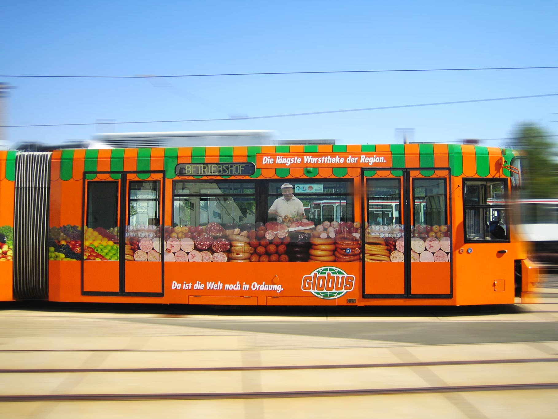 Straßenbahnwerbung - Globus - rechts