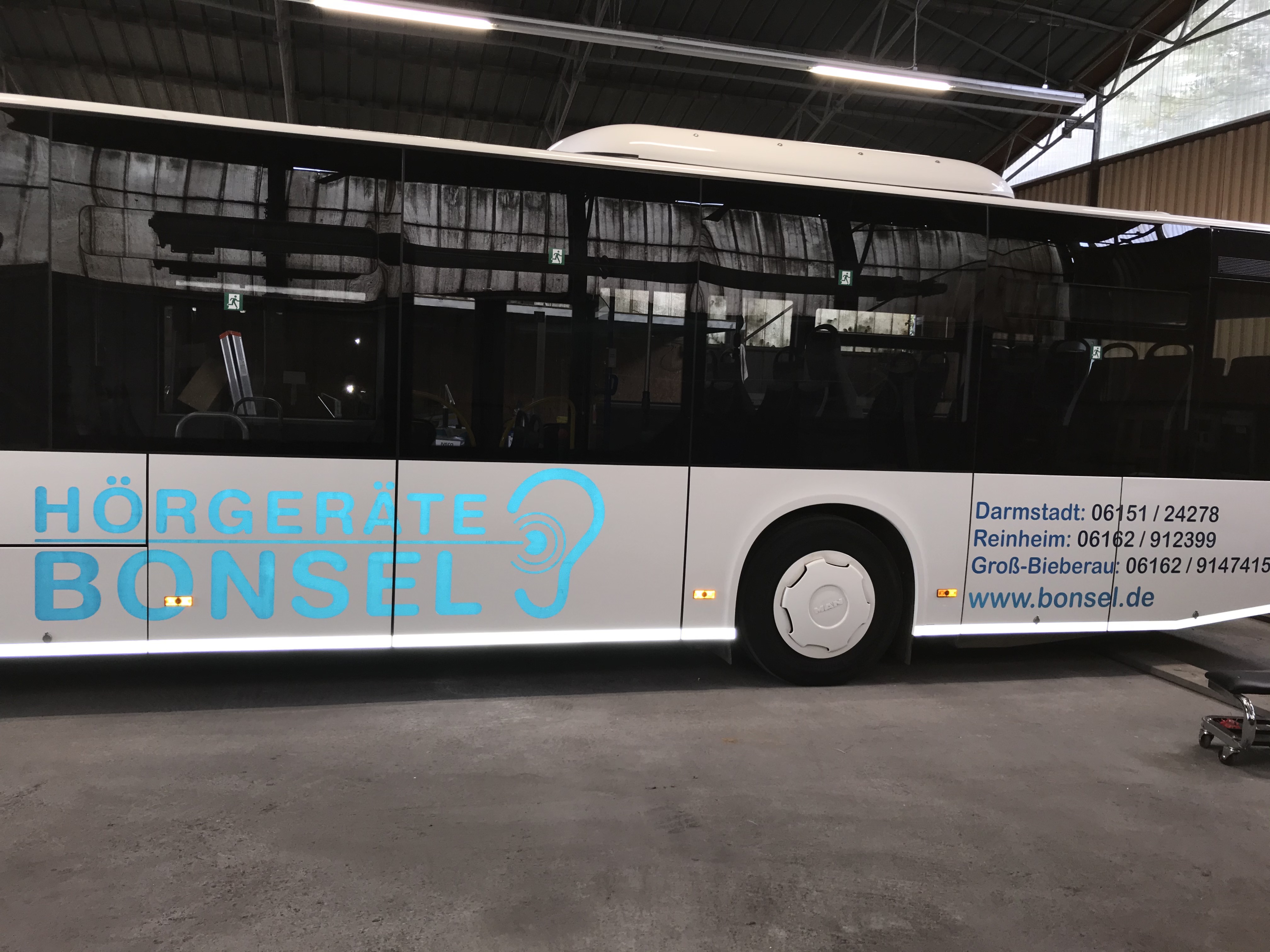 Buswerbung - Leuchtbus - Bonsel - Darmstadt - Tageslicht Reflexion