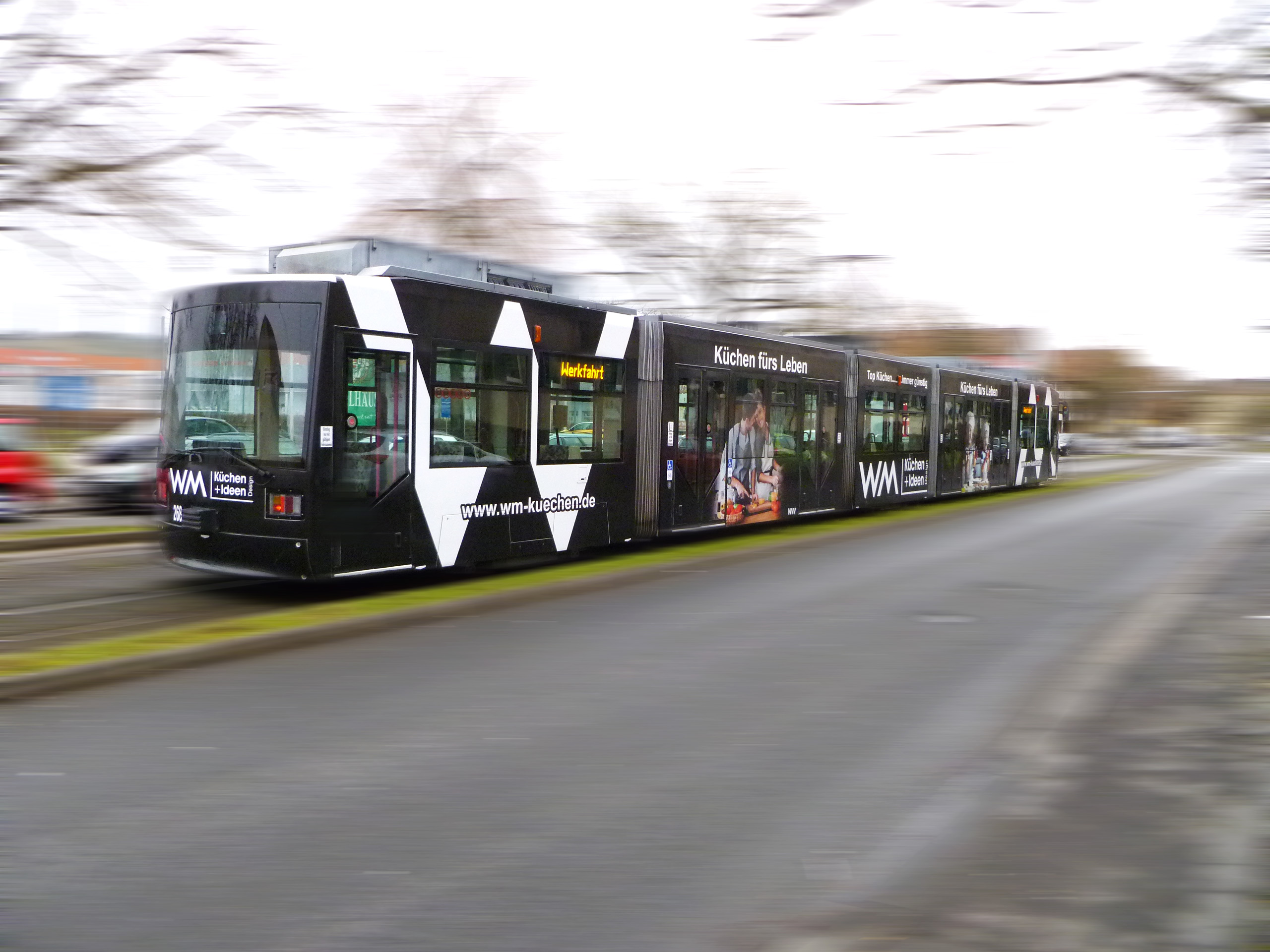 Straßenbahnwerbung - WM-Kuechen - Fahrer